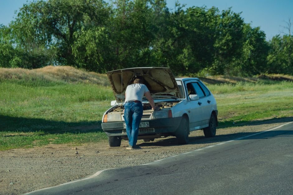 California Road Trip Car Trouble: Handling Dead Batteries Safely